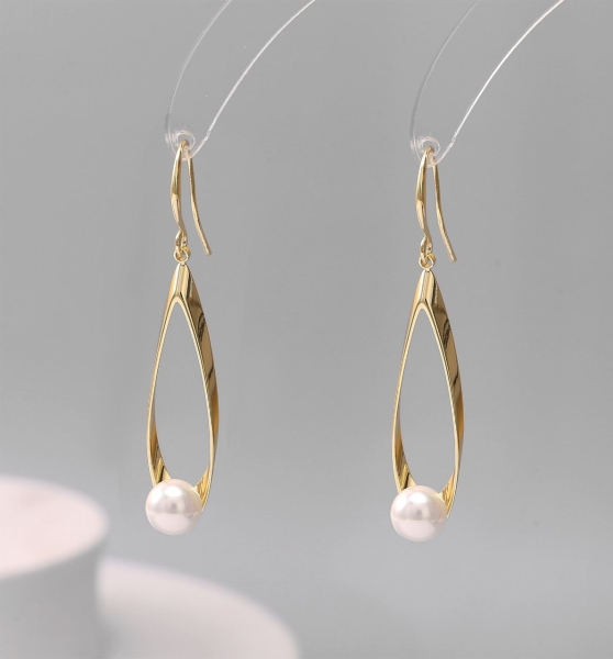 teardrop-hoop-with-pearl-dangling-earings-gold