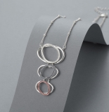 3-Descnding Linked Rings Pendant Short Necklace