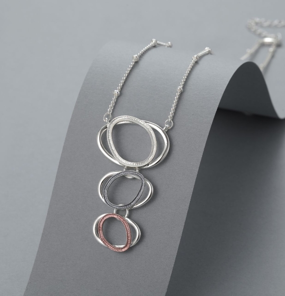 3descnding-linked-rings-pendant-short-necklace