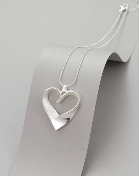 shiny-twisted-heart-pendant-short-necklace