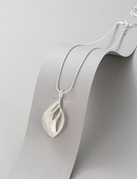 twisted-open-leaf-pendant-short-necklace